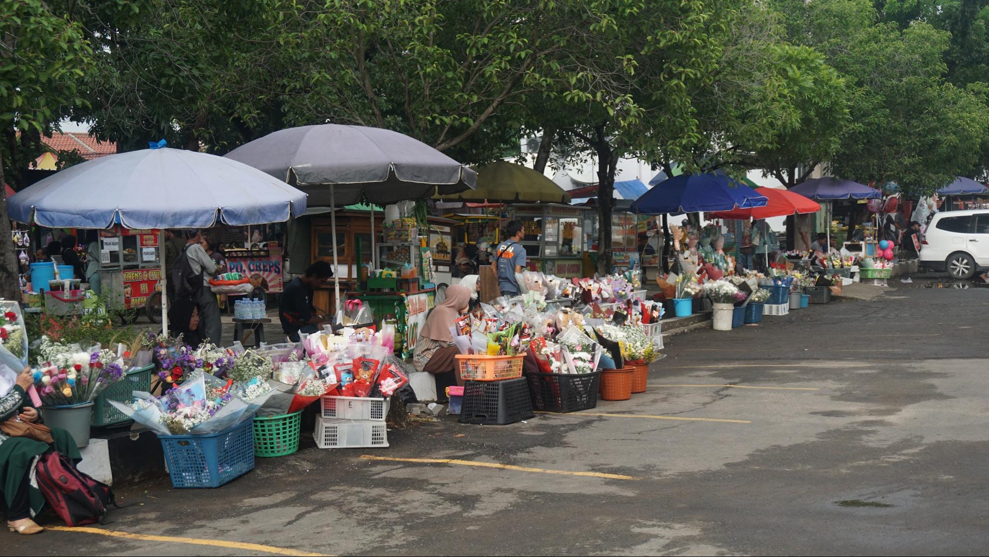 Thumbnail artikel Pedagang Buket hingga Fotografer Ramaikan Wisuda Gelombang IV Unsika