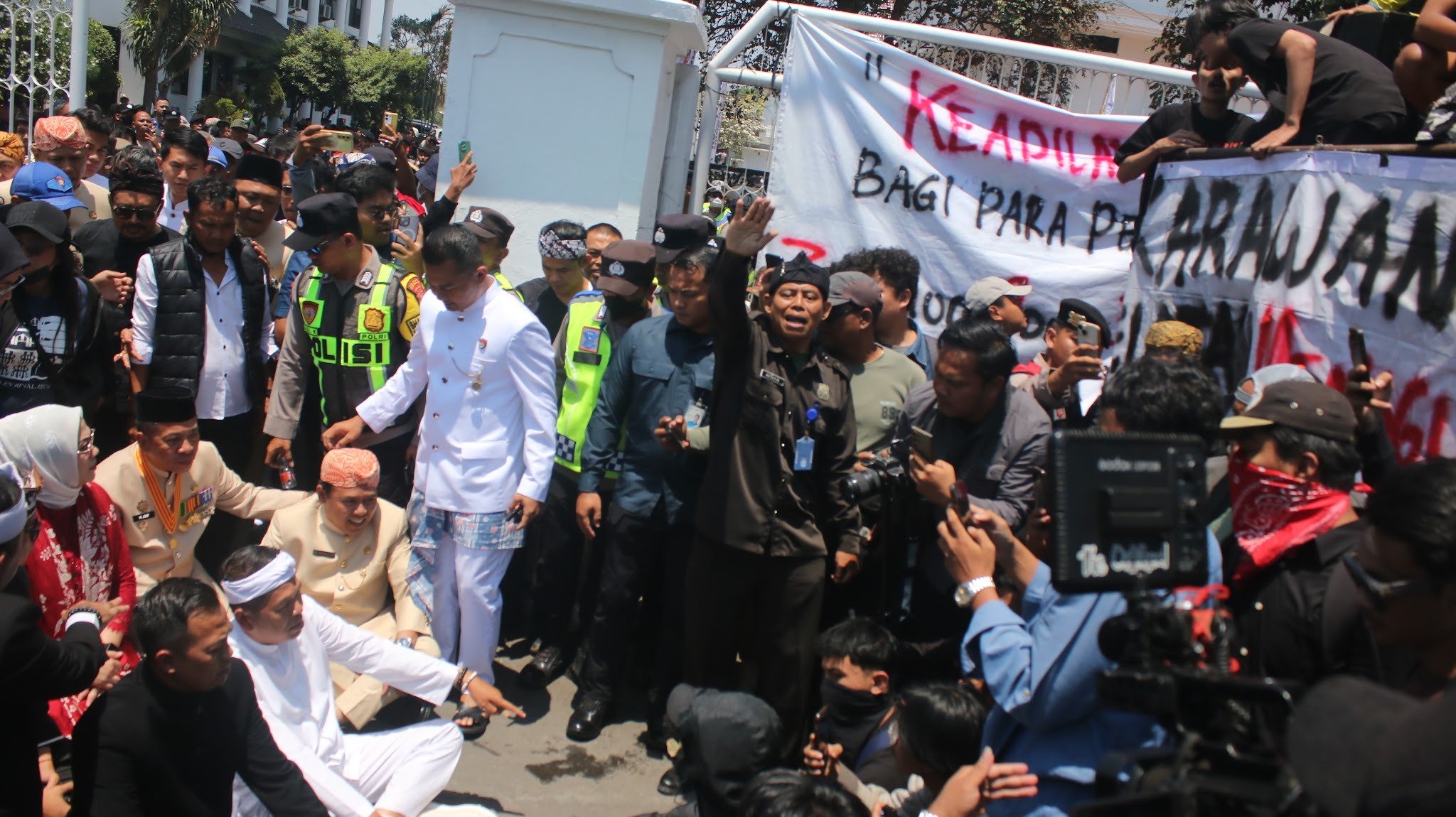 Thumbnail artikel Karawang Selatan Tuntut Keadilan, Dedi Mulyadi: Tidak ada Kaitan dengan Pabrik Semen