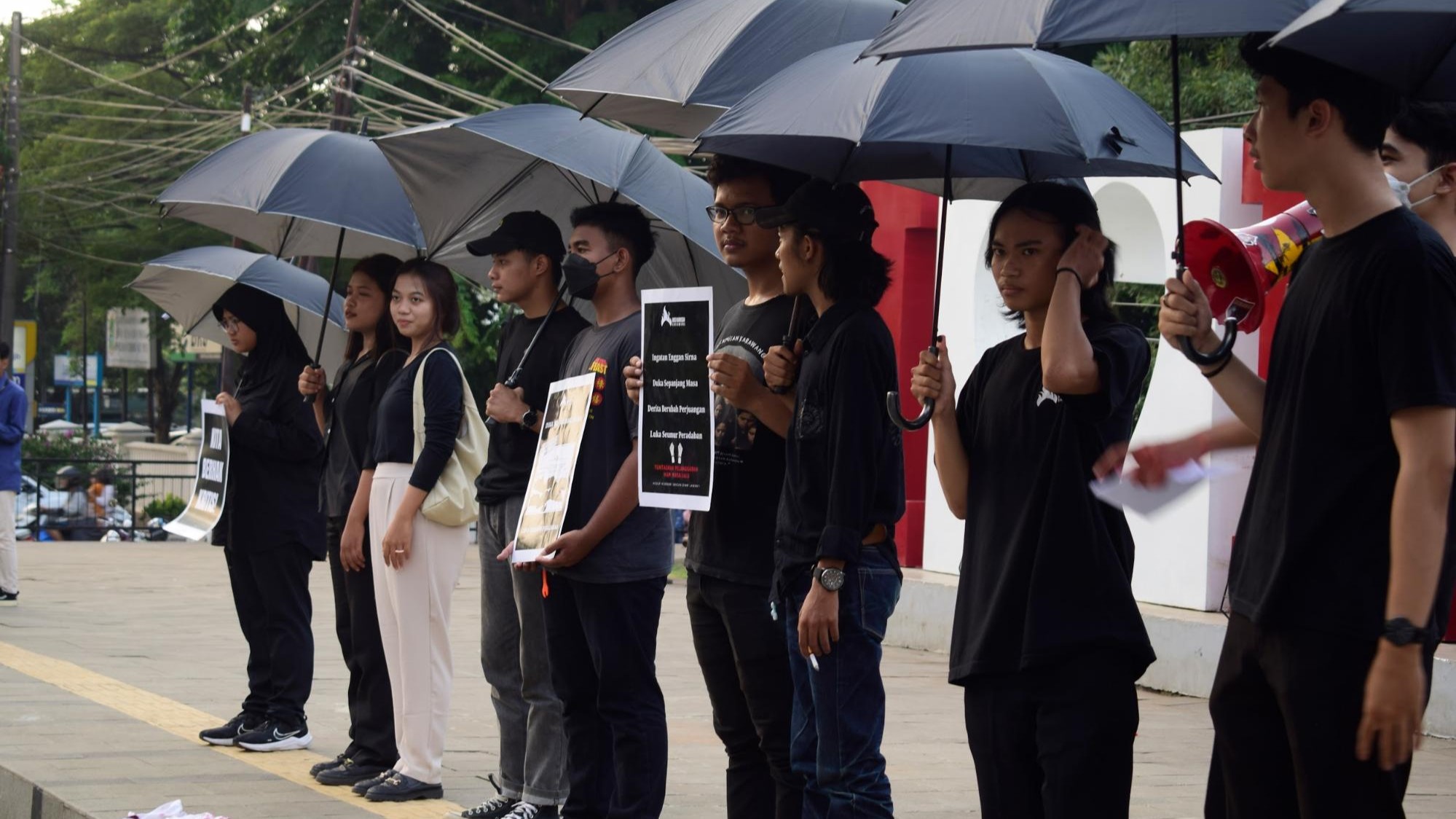 Thumbnail artikel Aksi Kamisan Karawang: Bentuk Penyadaran Terhadap Isu Hak Asasi Manusia di Indonesia