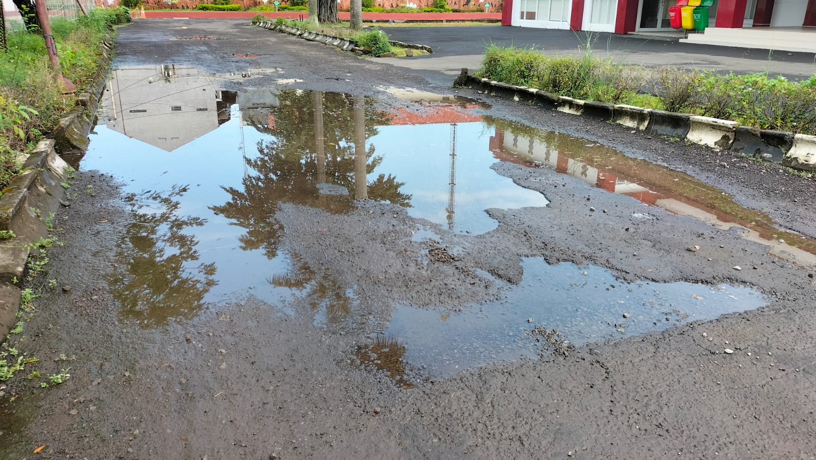 Thumbnail artikel Kurangnya Perhatian Pihak Kampus, Genangan Air Pasca Hujan di Unsika jadi Keluhan Mahasiswa