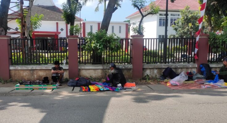 Thumbnail artikel Tingginya Antusias Pedagang Perlengkapan Ospek saat PKKMB Unsika 2022