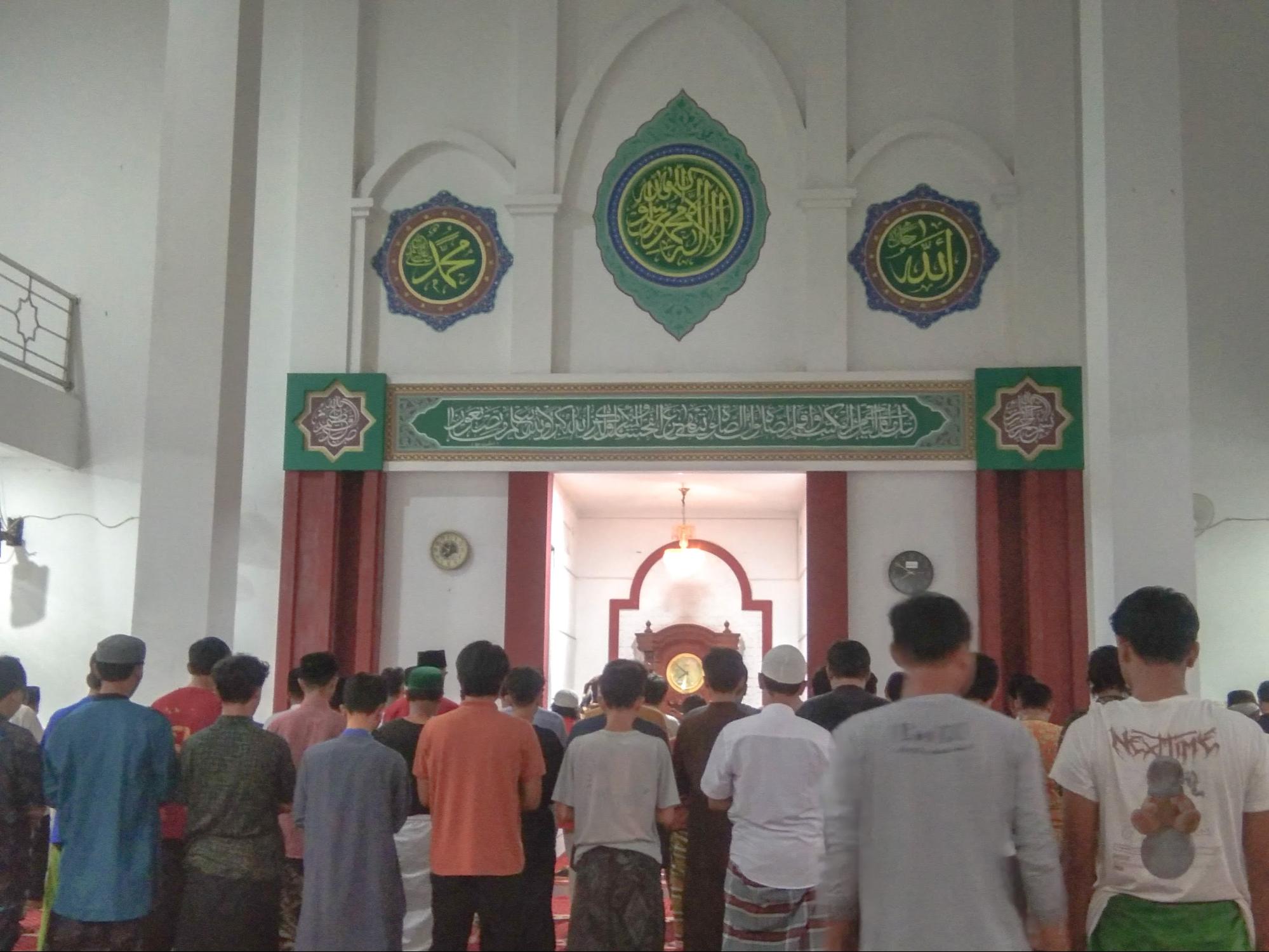 Thumbnail artikel Rayakan Bulan Suci Ramadan, Masjid Al-Khoir Adakan Salat Tarawih Berjamaah dan Takjil Gratis