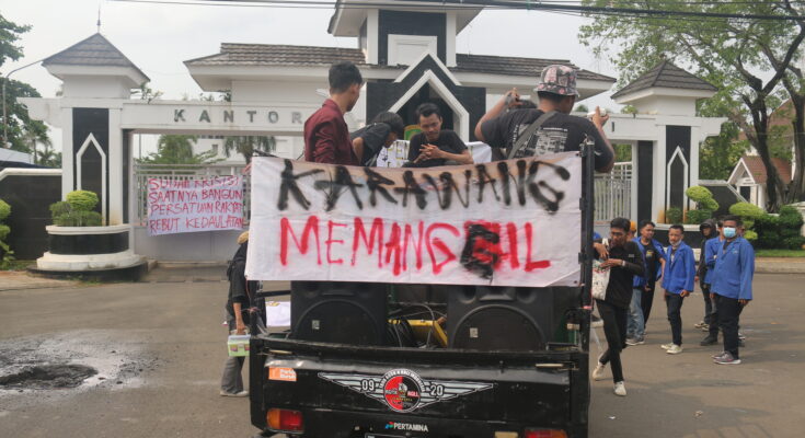 Thumbnail artikel Aliansi Karawang Memanggil Lakukan Aksi di Depan Kantor Bupati Karawang