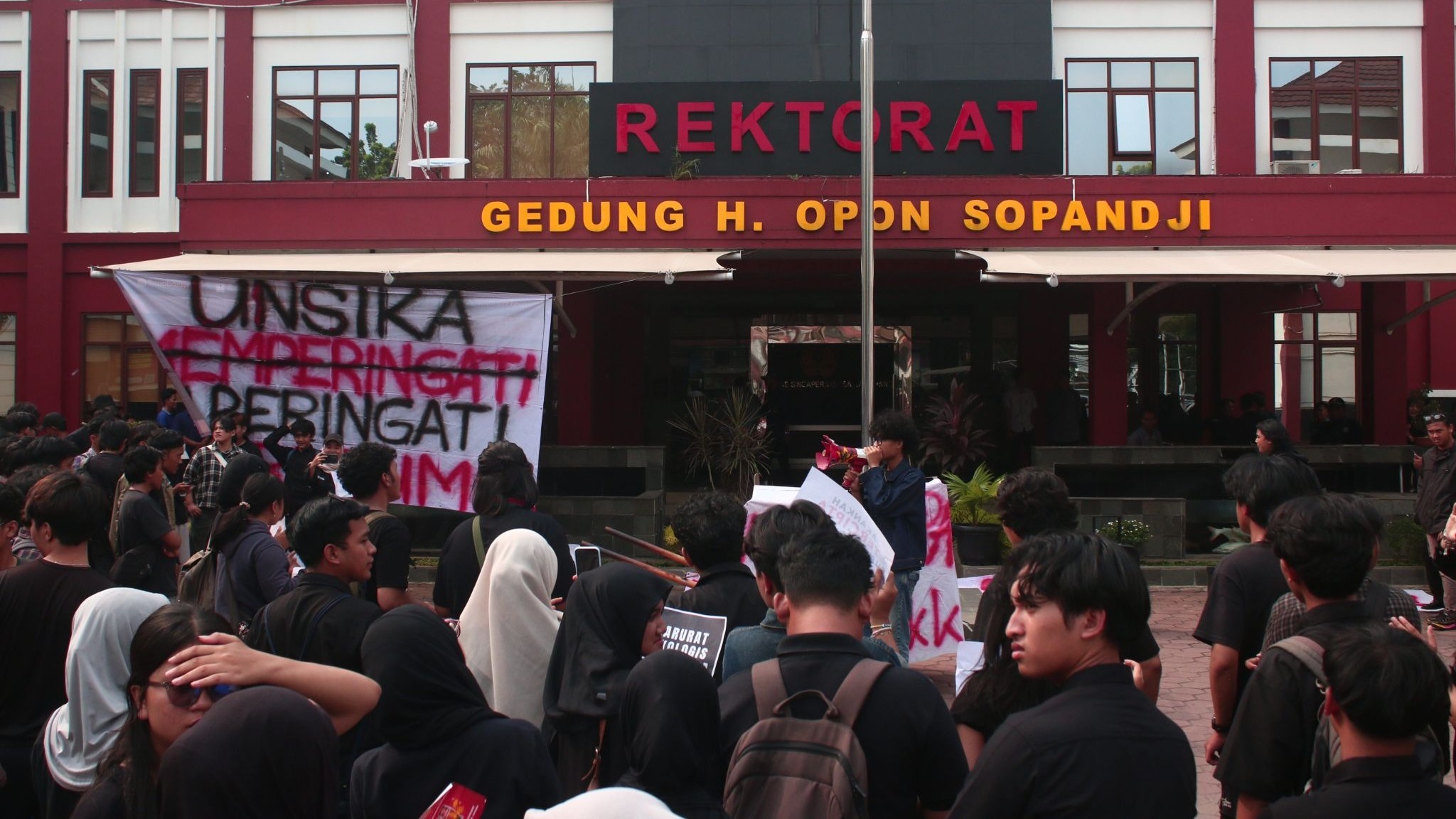 Thumbnail artikel Peringati Hari Bumi, Aliansi Ormawa Unsika Tuntut Rektorat Untuk Perbaiki Lingkungan Kampus